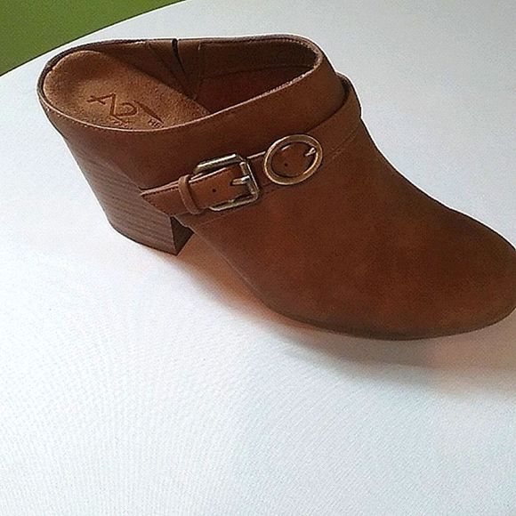 Aerosols 10 medium camel colored NWOT mules suede inside. 2 3/4 " Heels. - Picture 2 of 10